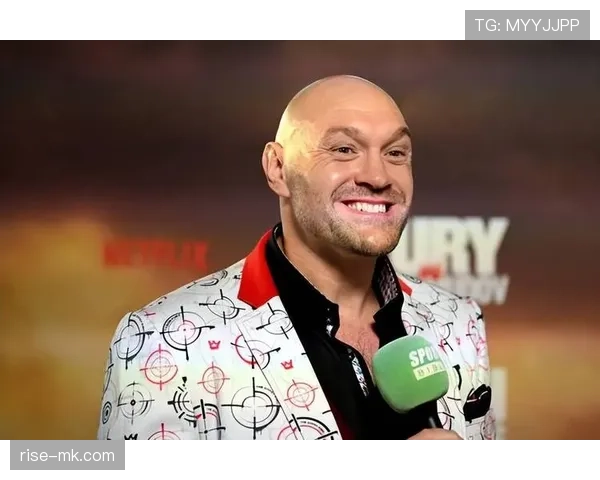 泰森·富里又在豪宅走廊抱娃散步，地毯和吊灯像在嘲笑我的存款